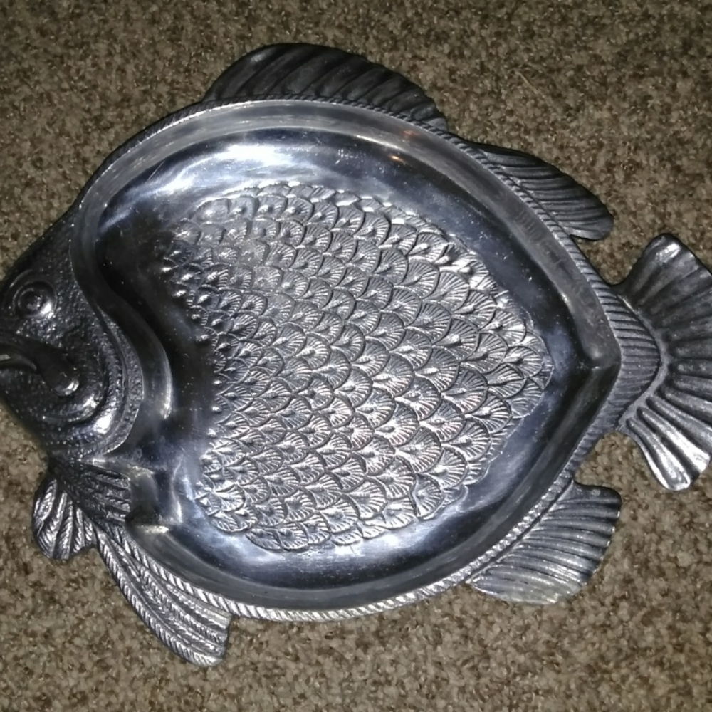 ALUMINUM/PEWTER METAL FISH DISH.